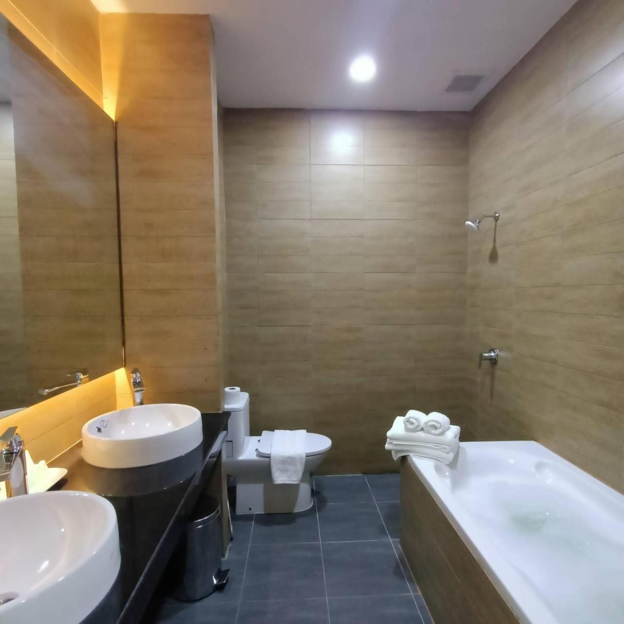 Mayflower Grande Suite Hotel Phitsanulok Zewnętrze zdjęcie